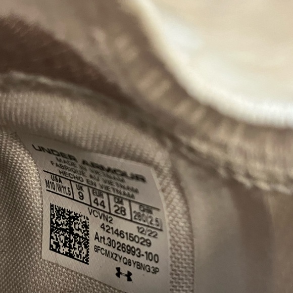 Men’s Under Armour tennis shoes - Picture 6 of 6